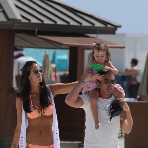 Exclusif  - Arnaud Lagardère avec sa femme Jade Foret et leurs enfants Liva, Mila et Emery se relaxent sur une plage de Miami le 9 avril 2017.