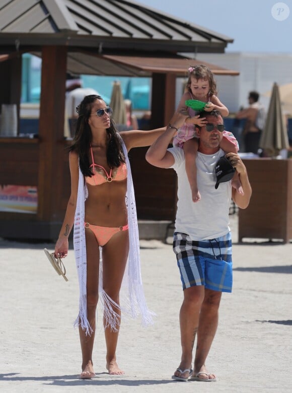 Exclusif  - Arnaud Lagardère avec sa femme Jade Foret et leurs enfants Liva, Mila et Emery se relaxent sur une plage de Miami le 9 avril 2017.