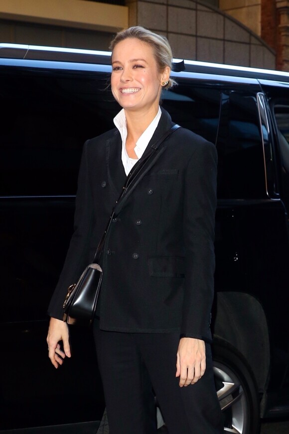 Brie Larson se rend à Broadway pour assister à une pièce de théâtre après avoir assisté à l'enregistrement de l'emission The Tonight Show pour la promotion du film Avengers: Endgame. Elle porte un ensemble tailleur noir, des kitten hills ouvertes ornées de perles et un sac à main en cuir noir. New York, le 24 avril 2019.