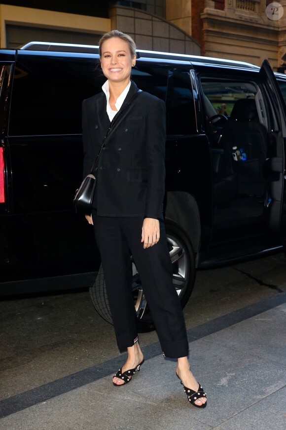 Brie Larson se rend à Broadway pour assister à une pièce de théâtre après avoir assisté à l'enregistrement de l'emission The Tonight Show pour la promotion du film Avengers: Endgame. Elle porte un ensemble tailleur noir, des kitten hills ouvertes ornées de perles et un sac à main en cuir noir. New York, le 24 avril 2019.