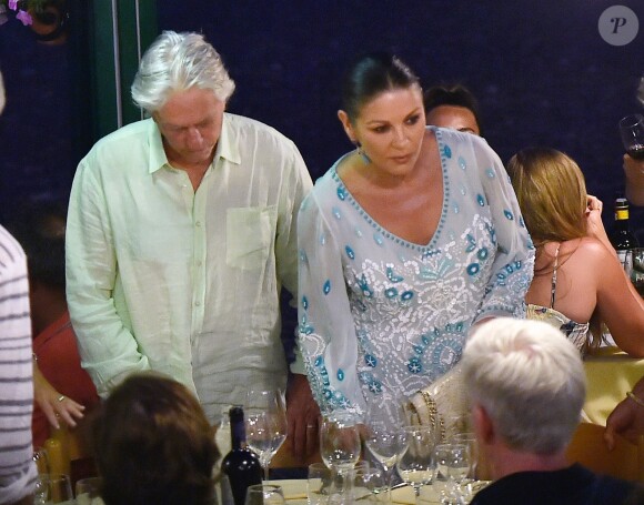Michael Douglas et sa femme Catherine Zeta-Jones sont allés dîner avec des amis à Portofino, le 30 juillet 2019.