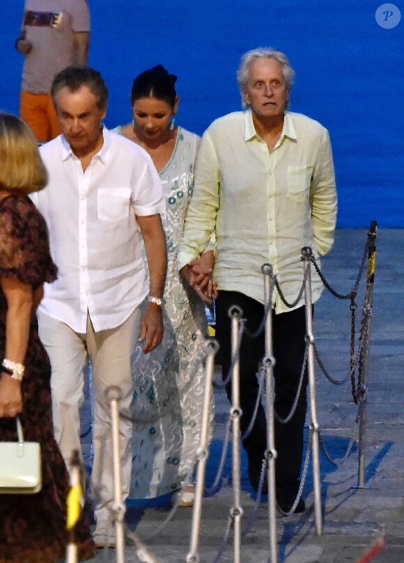 Michael Douglas et sa femme Catherine Zeta-Jones sont allés dîner avec des amis à Portofino, le 30 juillet 2019.