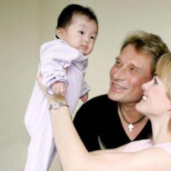 Pour les 15 ans de Jade, Laeticia Hallyday a posté un diaporama des plus belles photos de sa fille aînée depuis son arrivée. La jeune fille a célébré son anniversaire le 3 août 2019.