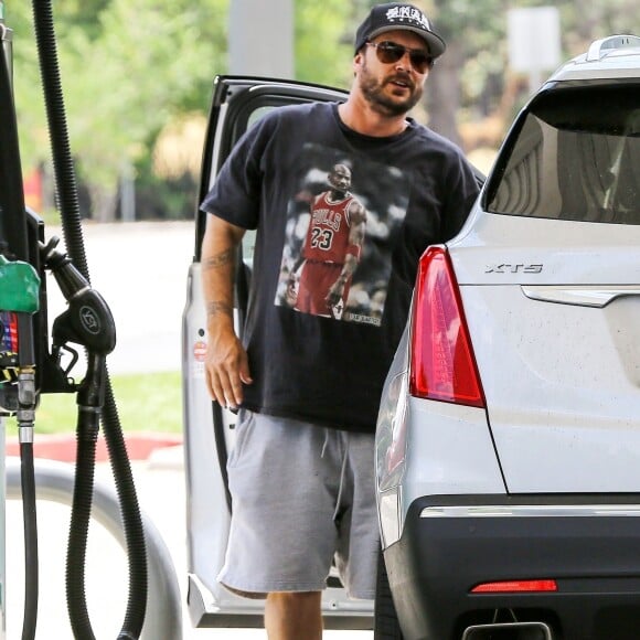 Exclusif - Kevin Federline est allé mettre de l'essence dans sa voiture à Calabasas, Los Angeles, le 23 juillet 2019