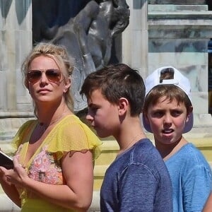 Exclusif - Britney Spears et ses enfants Jayden et Sean visitent Buckingham Palace et les autres attractions touristiques, accompagnés par deux gardes du corps. Londres, le 3 août 2018.