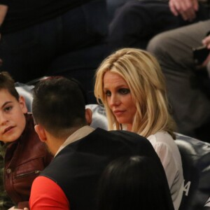 Britney Spears et son compagnon Sam Asghari sont allés assister à un match des Lakers à Los Angeles. Les enfants de Britney, Sean Federline et Jayden James Federline sont de la partie! Le 29 novembre 2017 © Prensa Internacional via Zuma/Bestimage