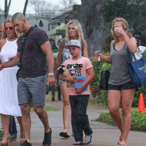 Britney Spears se promène sous la pluie avec ses fils Sean et Jayden Federline et des amis en vacances à Hawaii, le 7 août 2016