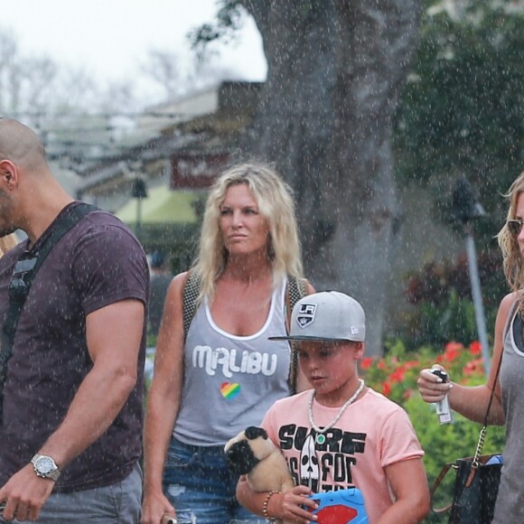 Britney Spears se promène sous la pluie avec ses fils Sean et Jayden Federline et des amis en vacances à Hawaii, le 7 août 2016