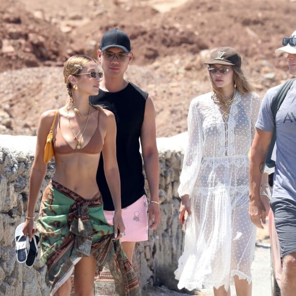 Gigi, Bella Hadid et leurs amies profitent d'un après-midi ensoleillé à Mykonos, en Grèce. Le 29 juillet 2019.