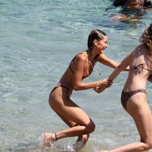 Gigi, Bella Hadid et leurs amies profitent d'un après-midi ensoleillé à Mykonos, en Grèce. Le 29 juillet 2019.