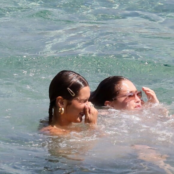 Gigi, Bella Hadid et leurs amies profitent d'un après-midi ensoleillé à Mykonos, en Grèce. Le 29 juillet 2019.