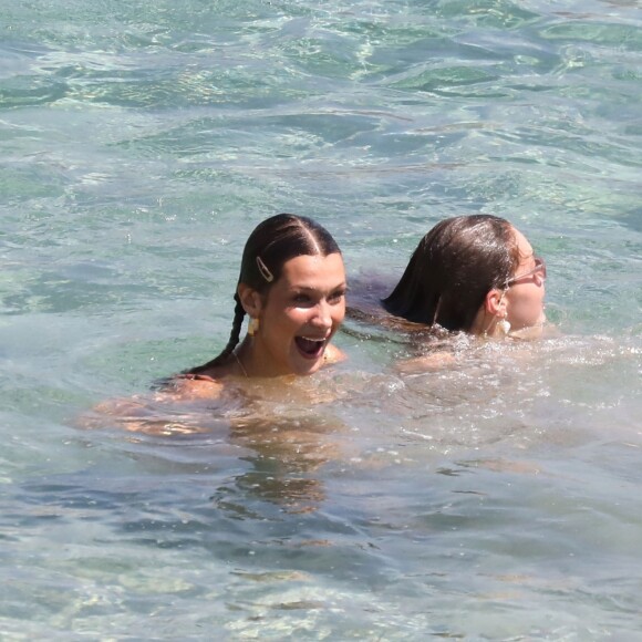 Gigi, Bella Hadid et leurs amies profitent d'un après-midi ensoleillé à Mykonos, en Grèce. Le 29 juillet 2019.