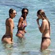 Gigi, Bella Hadid et leurs amies profitent d'un après-midi ensoleillé à Mykonos, en Grèce. Le 29 juillet 2019.