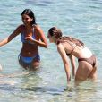 Gigi, Bella Hadid et leurs amies profitent d'un après-midi ensoleillé à Mykonos, en Grèce. Le 29 juillet 2019.