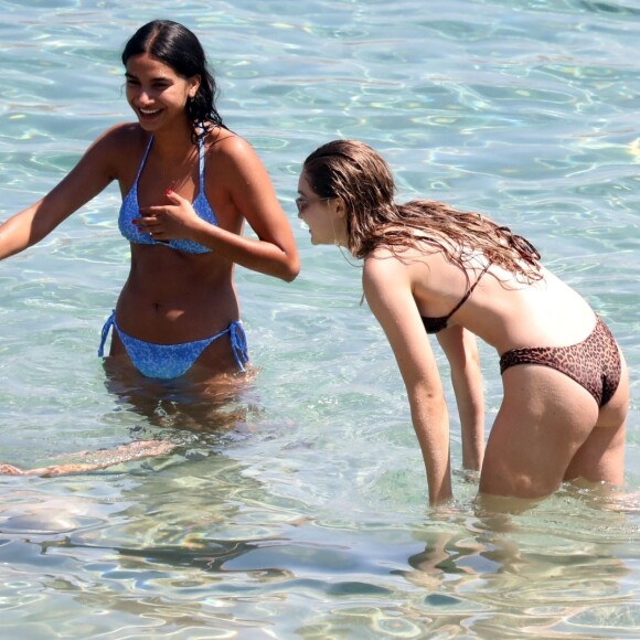 Gigi, Bella Hadid et leurs amies profitent d'un après-midi ensoleillé à Mykonos, en Grèce. Le 29 juillet 2019.