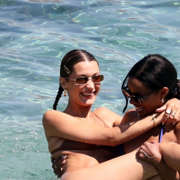 Gigi, Bella Hadid et leurs amies profitent d'un après-midi ensoleillé à Mykonos, en Grèce. Le 29 juillet 2019.