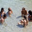 Gigi, Bella Hadid et leurs amies profitent d'un après-midi ensoleillé à Mykonos, en Grèce. Le 29 juillet 2019.