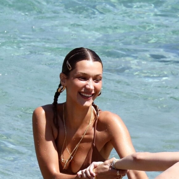 Gigi, Bella Hadid et leurs amies profitent d'un après-midi ensoleillé à Mykonos, en Grèce. Le 29 juillet 2019.