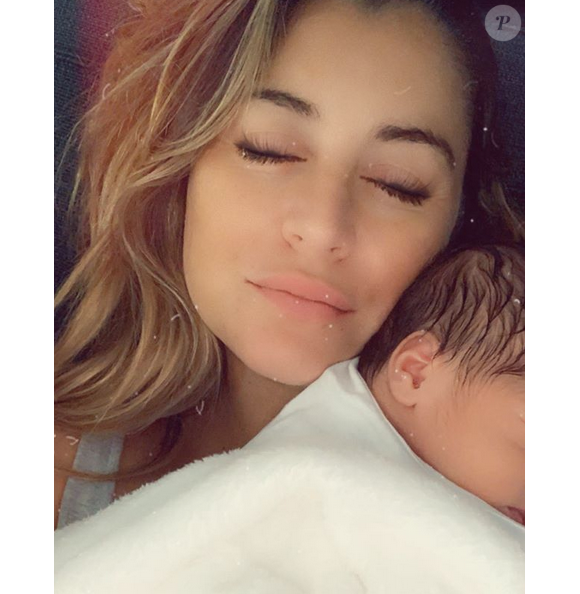 Anaïs Camizuli est l'heureuse maman d'une petite fille prénommée Kessi. Juillet 2019.