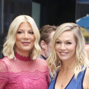 Tori Spelling et Jennie Garth sont allées faire la promotion de la nouvelle saison de la série Beverly Hills 90210 à l'émission Strahan & Sara à New York, le 6 août 2019.