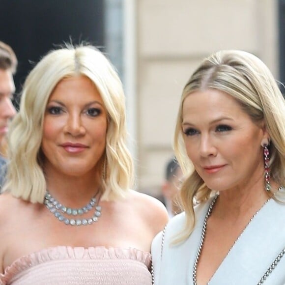 Tori Spelling et Jennie Garth à leur arrivée dans les locaux de AOL Build Series à New York, pour faire la promotion de la nouvelle version de la série "Beverly Hills 90210". Le 5 août 2019 On August 5th 2019.