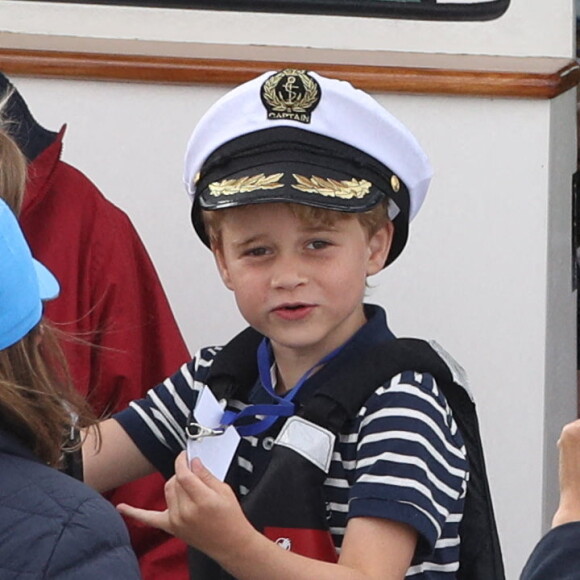 Le prince George, adorable marin, et sa soeur Charlotte lors de la régate King's Cup au large de l'île de Wight, le 7 août 2019.