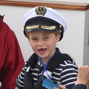 Le prince George, adorable marin, et sa soeur Charlotte lors de la régate King's Cup au large de l'île de Wight, le 7 août 2019.