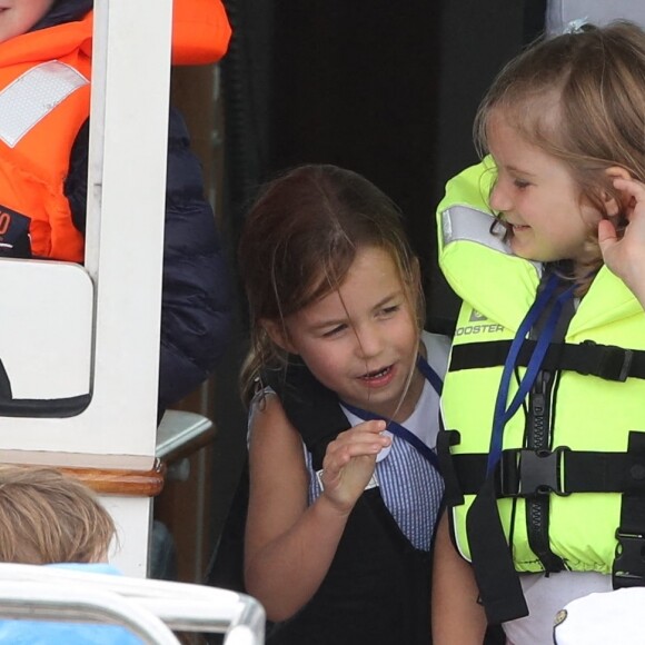 Le prince George, adorable marin, et sa soeur Charlotte lors de la régate King's Cup au large de l'île de Wight, le 7 août 2019.