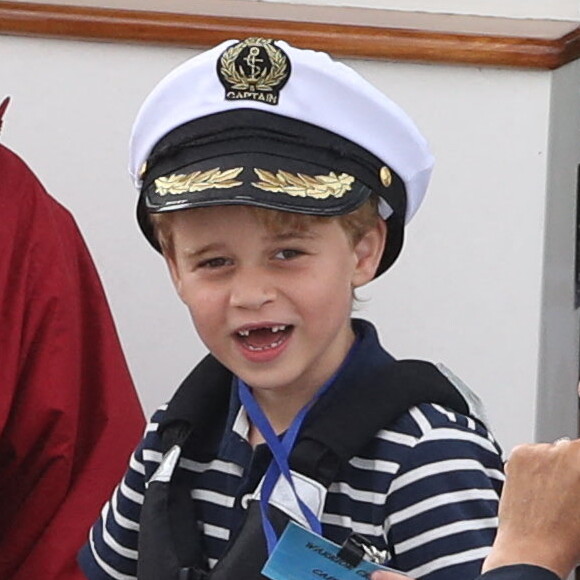 Le prince George, adorable marin, et sa soeur Charlotte lors de la régate King's Cup au large de l'île de Wight, le 7 août 2019.