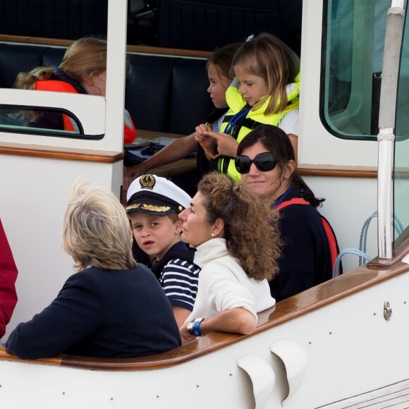 Carole et Michael Middleton, le prince George de Cambridge, la princesse Charlotte - Les enfants du duc et de la duchesse de Cambridge regardent d'un bateau la régate King's Cup le 8 août 2019.