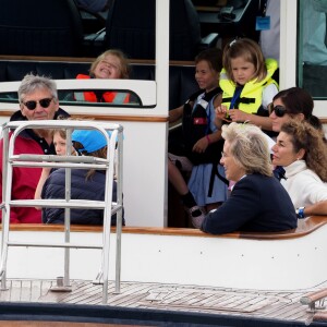 Carole et Michael Middleton, le prince George de Cambridge, la princesse Charlotte - Les enfants du duc et de la duchesse de Cambridge regardent d'un bateau la régate King's Cup le 8 août 2019.