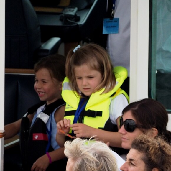 Carole et Michael Middleton, le prince George de Cambridge, la princesse Charlotte - Les enfants du duc et de la duchesse de Cambridge regardent d'un bateau la régate King's Cup le 8 août 2019.
