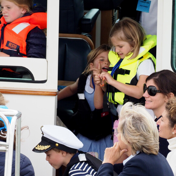 Le prince George de Cambridge, la princesse Charlotte - Les enfants du duc et de la duchesse de Cambridge regardent d'un bateau la régate King's Cup le 8 août 2019.