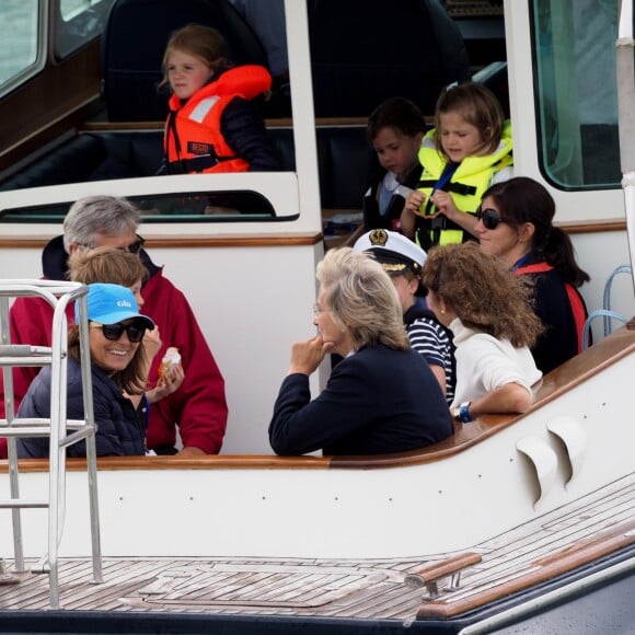 Carole et Michael Middleton, le prince George de Cambridge, la princesse Charlotte - Les enfants du duc et de la duchesse de Cambridge regardent d'un bateau la régate King's Cup le 8 août 2019.