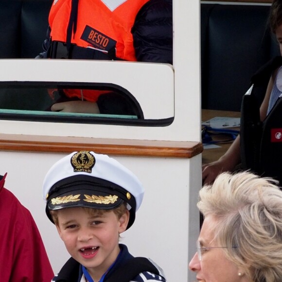 Carole et Michael Middleton, le prince George de Cambridge, la princesse Charlotte - Les enfants du duc et de la duchesse de Cambridge regardent d'un bateau la régate King's Cup le 8 août 2019.