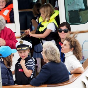 Carole et Michael Middleton, le prince George de Cambridge, la princesse Charlotte - Les enfants du duc et de la duchesse de Cambridge regardent d'un bateau la régate King's Cup le 8 août 2019.