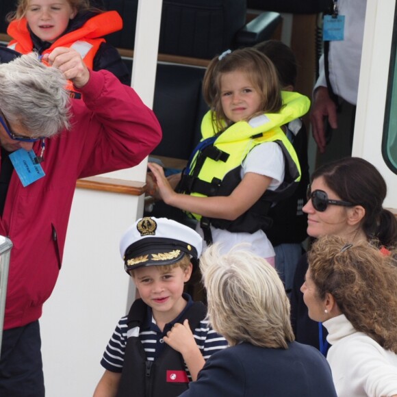 Carole et Michael Middleton, le prince George de Cambridge, la princesse Charlotte - Les enfants du duc et de la duchesse de Cambridge regardent d'un bateau la régate King's Cup le 8 août 2019.