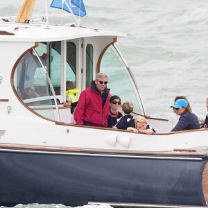 Michael Middleton, le prince George de Cambridge, Carole Middleton - Les enfants du duc et de la duchesse de Cambridge regardent d'un bateau la régate King's Cup le 8 août 2019.