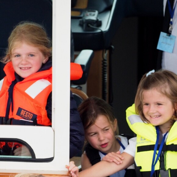 Carole et Michael Middleton, le prince George de Cambridge, la princesse Charlotte - Les enfants du duc et de la duchesse de Cambridge regardent d'un bateau la régate King's Cup le 8 août 2019.