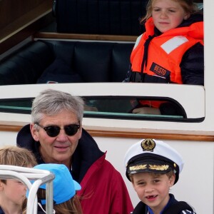 Carole et Michael Middleton, le prince George de Cambridge - Les enfants du duc et de la duchesse de Cambridge regardent d'un bateau la régate King's Cup le 8 août 2019. P