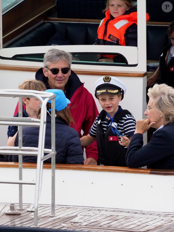 Carole et Michael Middleton, le prince George de Cambridge - Les enfants du duc et de la duchesse de Cambridge regardent d'un bateau la régate King's Cup le 8 août 2019. P