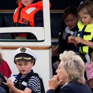 Carole et Michael Middleton, le prince George de Cambridge, la princesse Charlotte - Les enfants du duc et de la duchesse de Cambridge regardent d'un bateau la régate King's Cup le 8 août 2019.