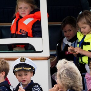 Carole et Michael Middleton, le prince George de Cambridge, la princesse Charlotte - Les enfants du duc et de la duchesse de Cambridge regardent d'un bateau la régate King's Cup le 8 août 2019.