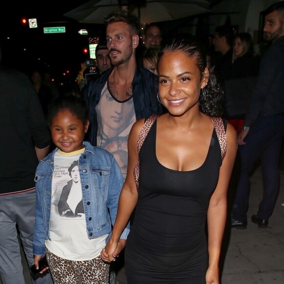 Christina Milian enceinte est allée diner avec sa fille Violet et son compagnon Matt Pokora au restaurant Madeo dans le quartier de Beverly Hills à Los Angeles. La petite famille est très joyeuse et plaisante avec des fans sur le ventre arrondi de Christina! Le 8 août 2019