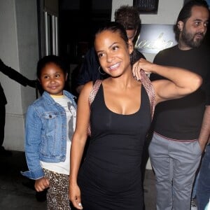 Christina Milian enceinte est allée diner avec sa fille Violet et son compagnon M. Pokora au restaurant Madeo dans le quartier de Beverly Hills à Los Angeles. La petite famille est très joyeuse et plaisante avec des fans sur le ventre arrondi de Christina! Le 8 août 2019