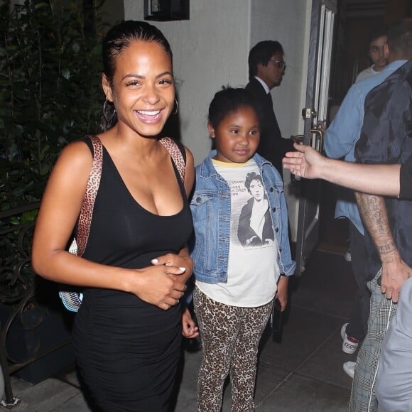 Christina Milian enceinte est allée diner avec sa fille Violet et son compagnon M. Pokora au restaurant Madeo dans le quartier de Beverly Hills à Los Angeles. La petite famille est très joyeuse et plaisante avec des fans sur le ventre arrondi de Christina! Le 8 août 2019