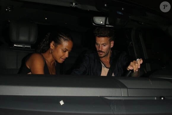 Christina Milian enceinte est allée diner avec sa fille et son compagnon Matt Pokora au restaurant Madeo dans le quartier de Beverly Hills à Los Angeles. La petite famille est très joyeuse et plaisante avec des fans sur le ventre arrondi de Christina! Le 8 août 2019