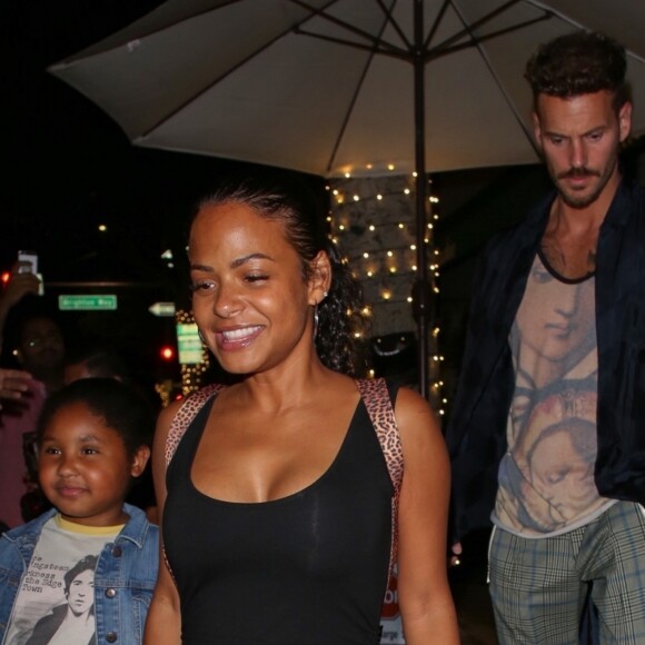 Christina Milian enceinte est allée diner avec sa fille Violet et son compagnon Matt Pokora au restaurant Madeo dans le quartier de Beverly Hills à Los Angeles. La petite famille est très joyeuse et plaisante avec des fans sur le ventre arrondi de Christina! Le 8 août 2019