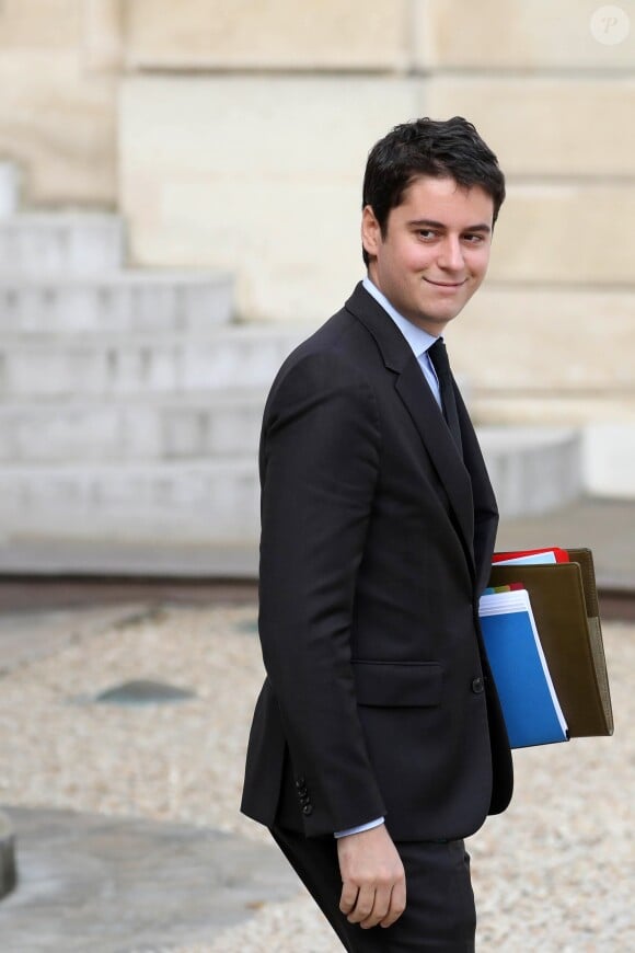 Gabriel Attal, secrétaire d'état à l'éducation - Sorties du Conseil des ministres du mercredi 27 mars au palais de l'Elysée à Paris. Stéphane Lemouton / Bestimage