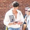 Shawn Mendes se balade avec un ami dans le quartier de Brooklyn le jour de son anniversaire (21 ans) à New York, le 8 août 2019